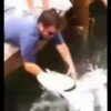 Hombre casi pierde el brazo en lucha con pez gigante